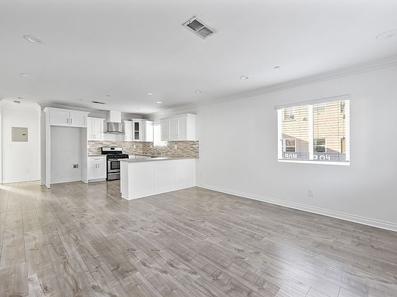 3rd image of 902 W 41st St #902B