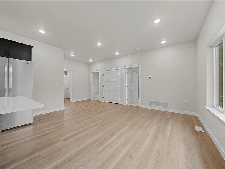 7404 N Paw St — Photo 7