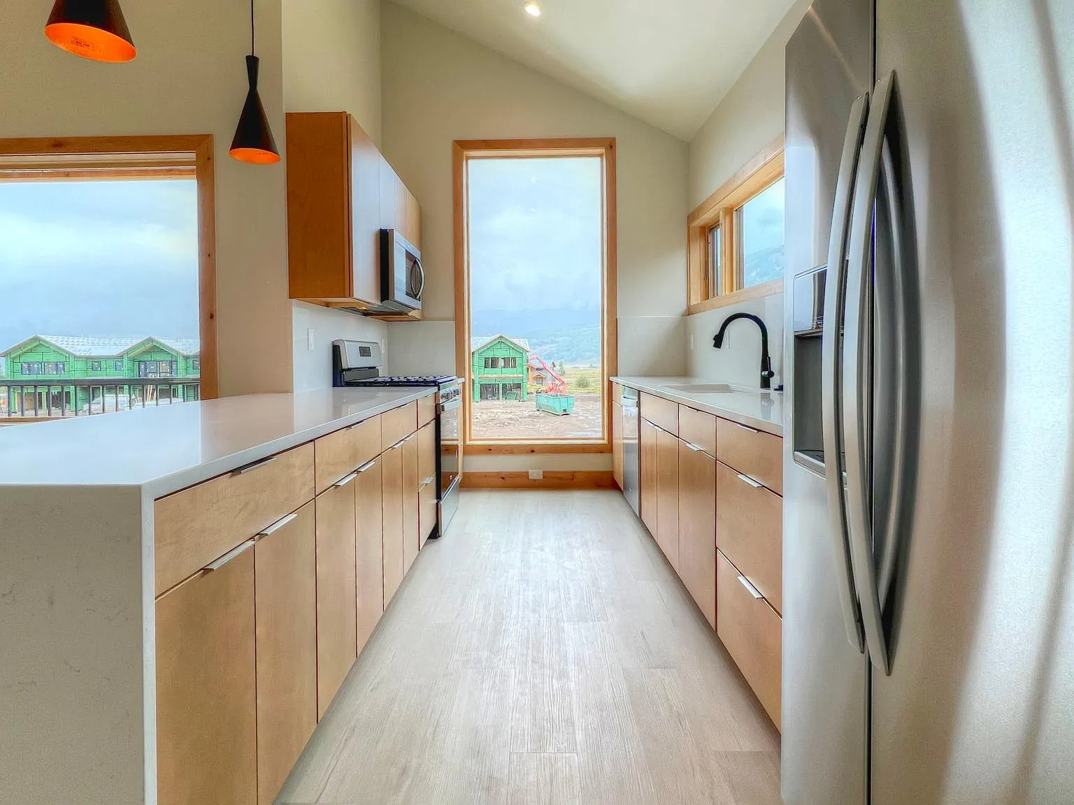 3 bed, 1176 sqft, $3,950 — Photo 3