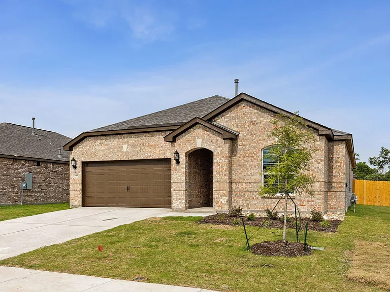 2113 Atwood Dr — Photo 2