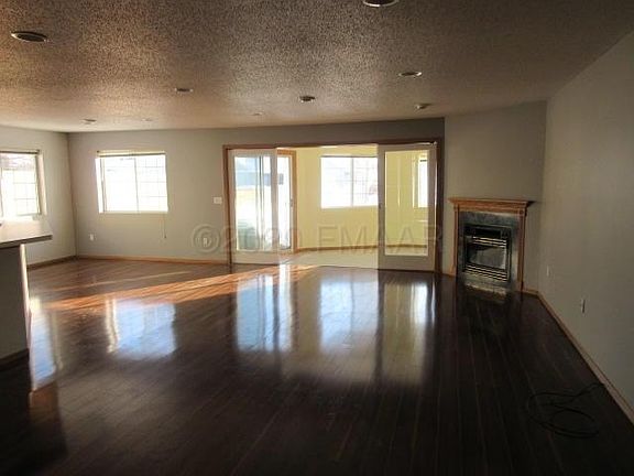 5th image of 821 12th Ave W