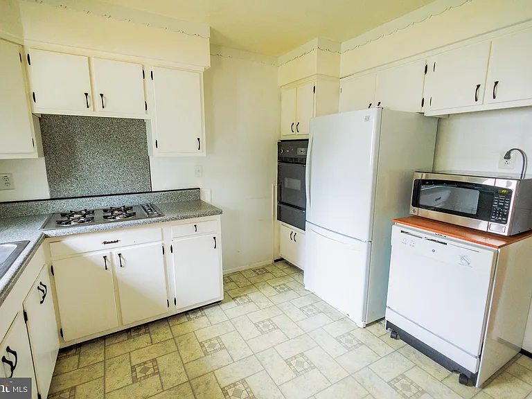 300 Macclelland Ave — Photo 16