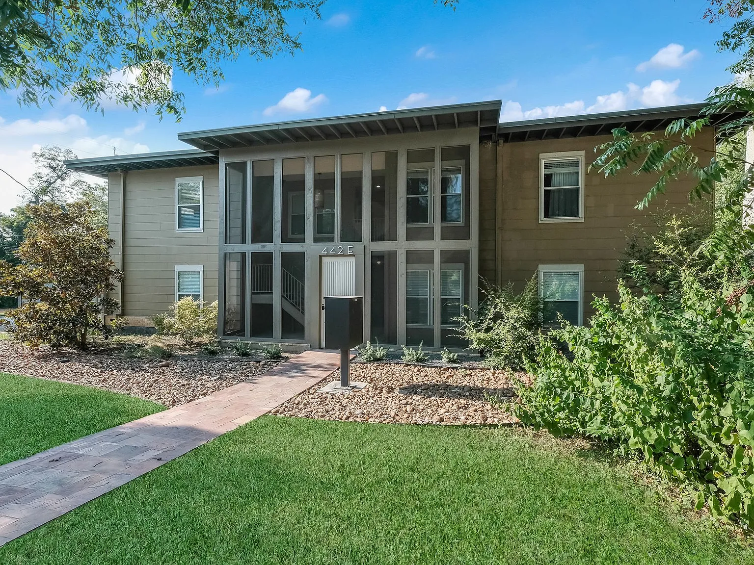 Spacious Mid-Century Charmer with Screened-In Balcony — Photo 2