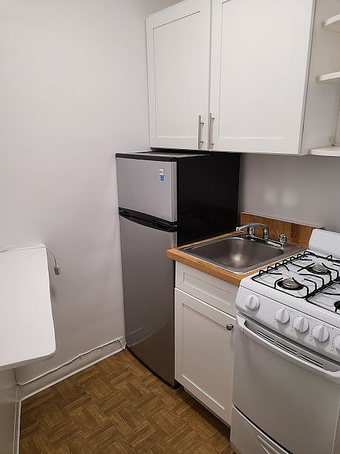 2nd image of 338 E 49th St #4BB