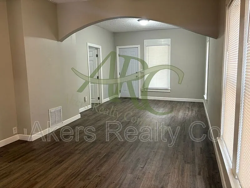 3 bed, 1.0 bath, 1020 sqft, $1,445 — Photo 3