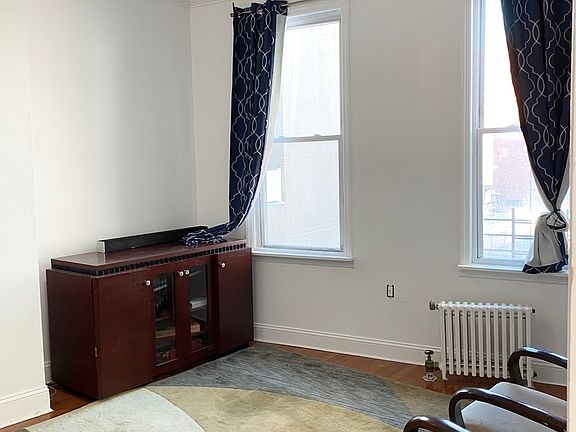 3rd image of 3086 Crescent St #2