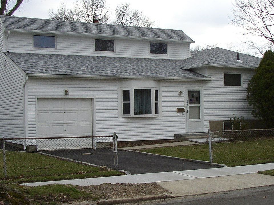 1st image of 200 Oak St