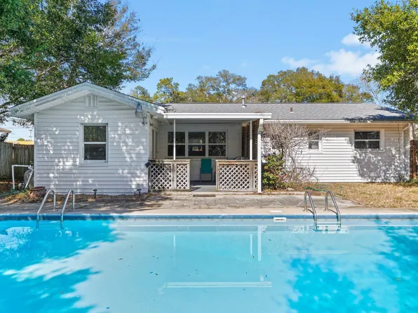 32 10th Ave Avenue, Shalimar, FL 32579