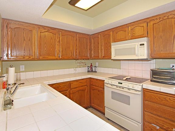 3rd image of 7617 Creekridge Ln