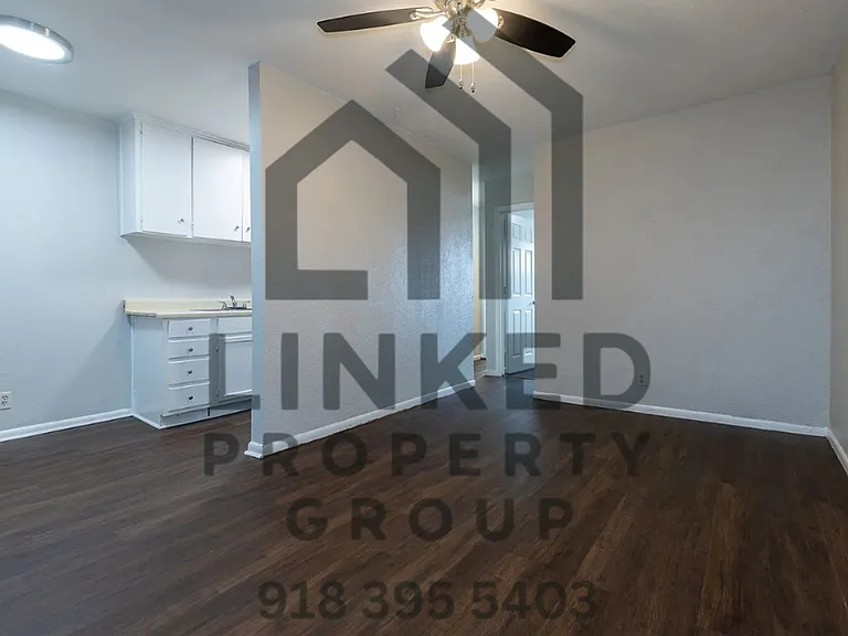 One Bedroom Apartments on Marshall! — Photo 5