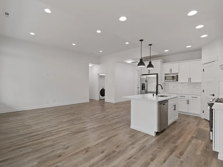 16501 N Columbus Dr — Photo 11