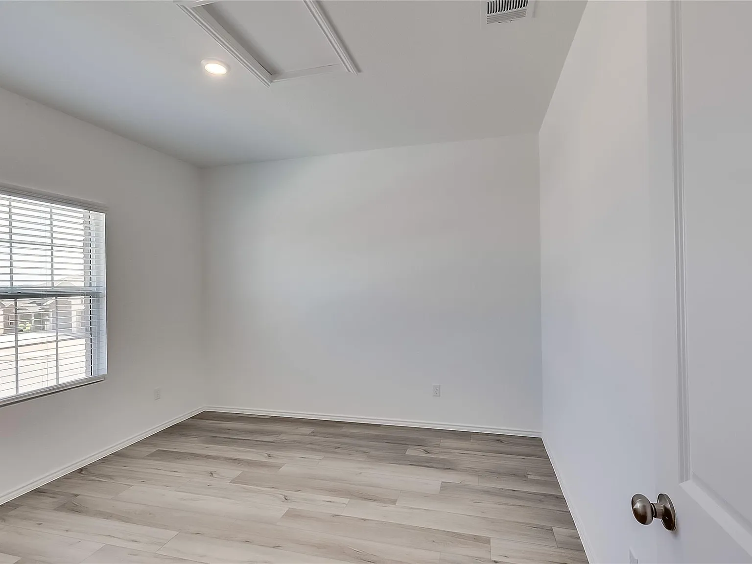 4 bed, 2.5 bath, 2500 sqft, $2,395 — Photo 4