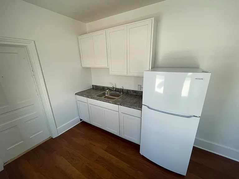 656 Leonard St NW #2B — Photo 3
