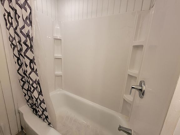 4th image of 125 Adams St APT B