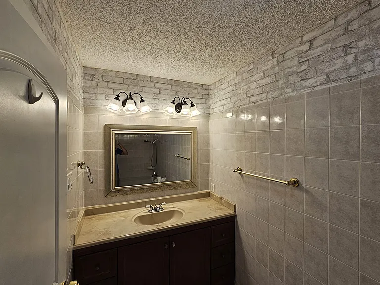 2621 Lemmontree Ln — Photo 17