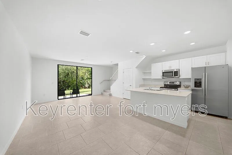 3 bed, 2.5 bath, 1378 sqft, $1,750 — Photo 3
