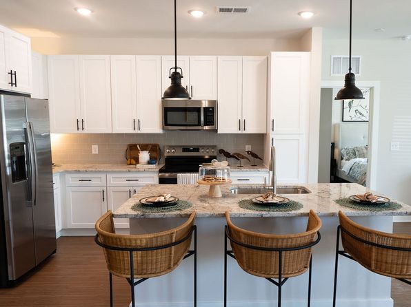 6050 Harbour Green Dr #113