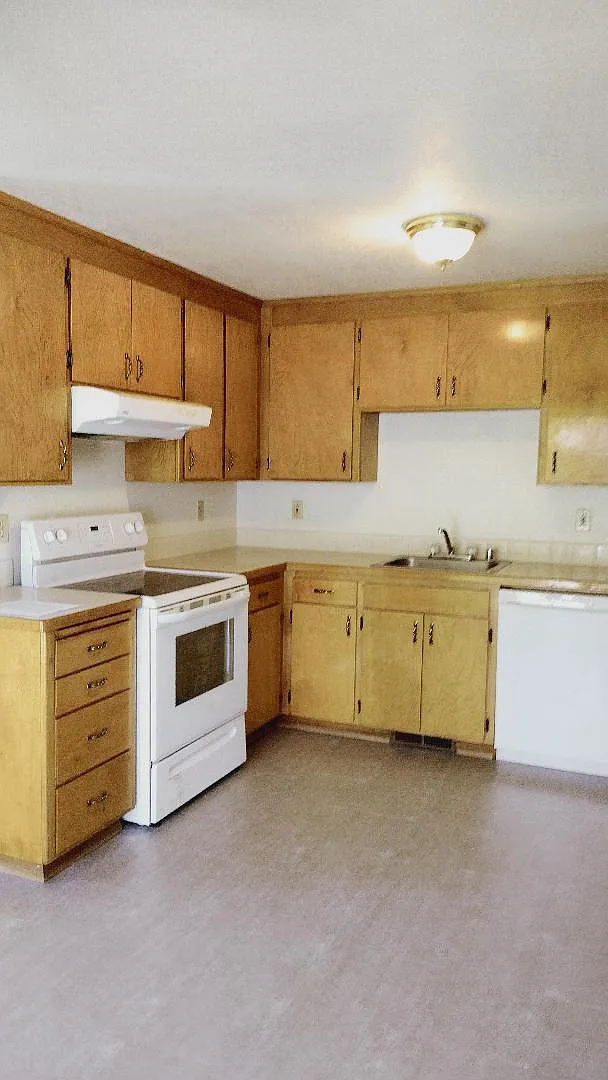 112 Rainier Ave S — Photo 3