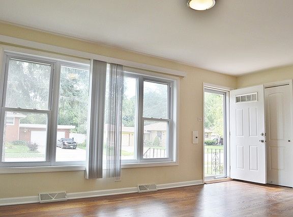 4th image of 328 E 171st Pl