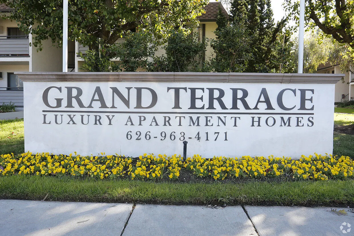 Grand Terrace — Photo 4