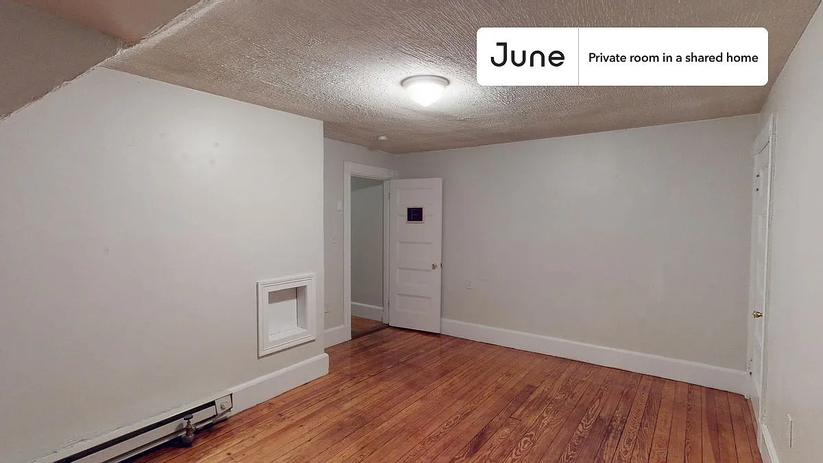 Queen bedroom in 6 bed/2 bath home in Allston #1235 F — Photo 4
