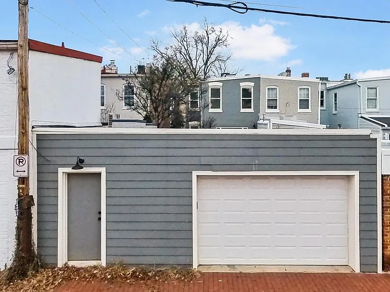 623 E St SE — Photo 45