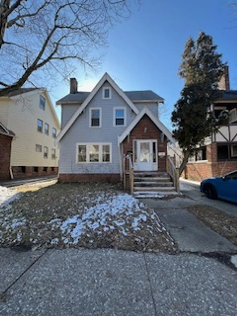 1562 Ivydale Rd photo 1