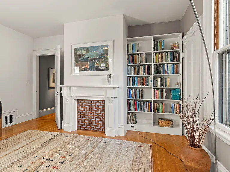 32 Hawthorn St #1 — Photo 5