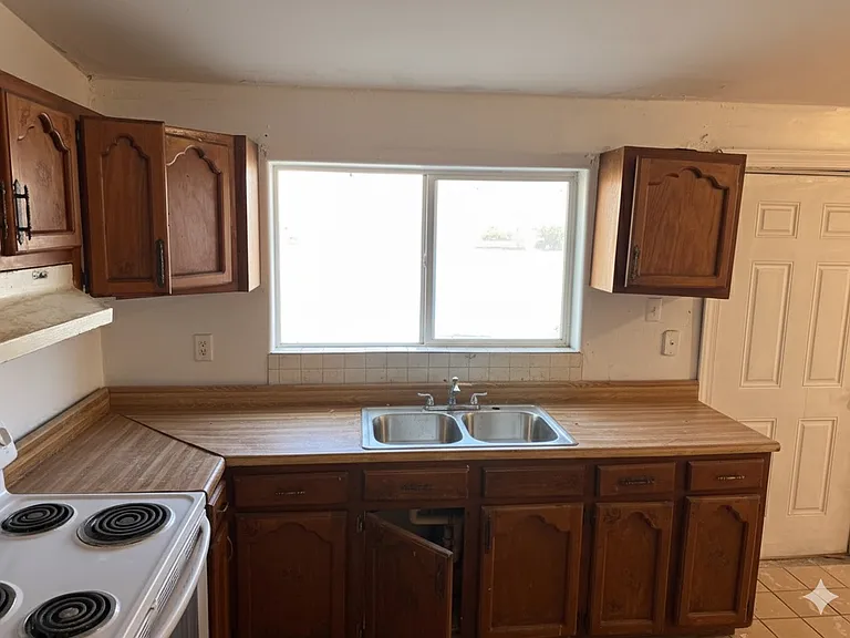 1105 Lakewood Rd — Photo 4
