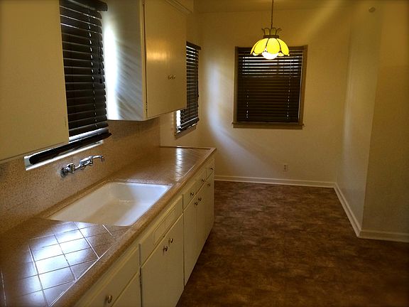 5th image of 2411 N Maroa Ave