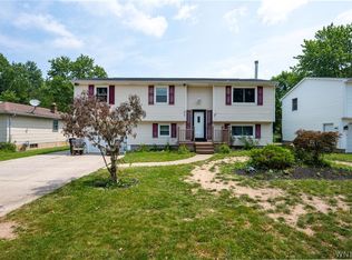 14 E Park Dr, Lockport, NY 14094