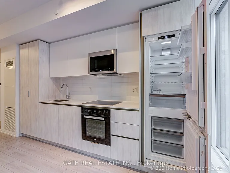 400 King St W #502 — Photo 4