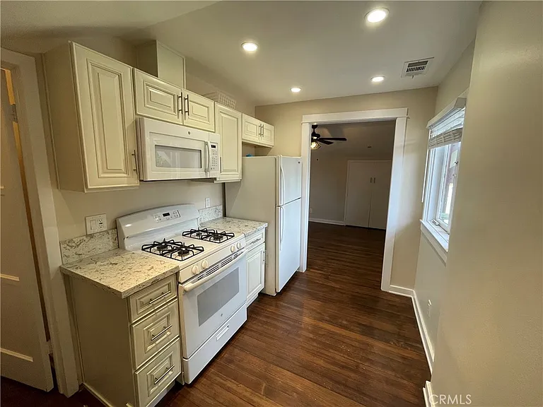 394 S Shaffer St — Photo 40