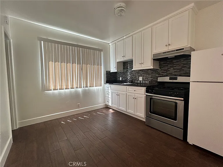 214 E Stocker St #B — Photo 3