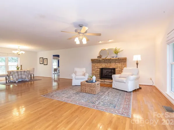 3 Signal Ridge Rd, Sylva, NC 28779