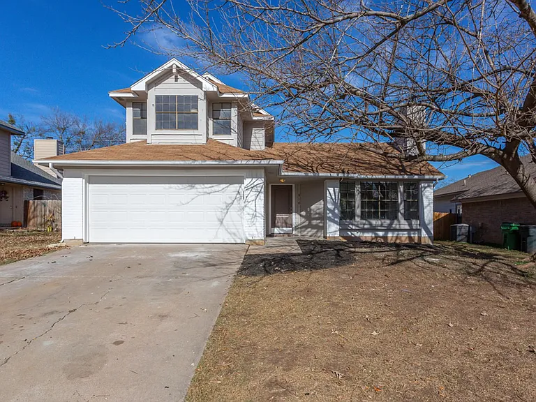 816 Clearwater Trl — Photo 3