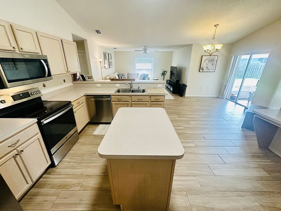 3 bed, 2.0 bath, 1847 sqft, $2,750 — Photo 3