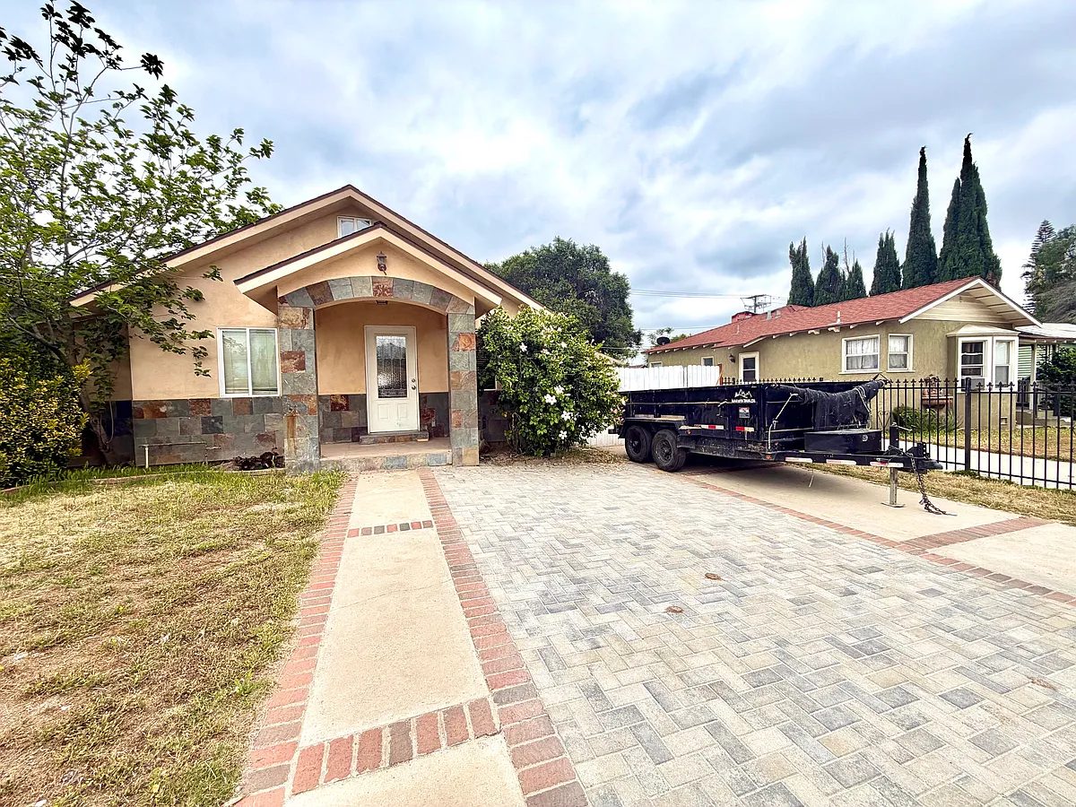 Building Photo - 830 N Hagar St