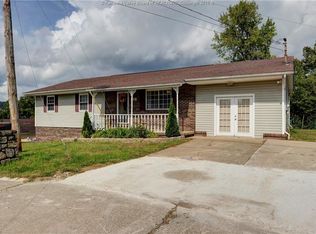 22 Houston St, Nitro, WV 25143