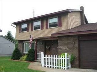 3715 Loch Dr, Highland, MI
