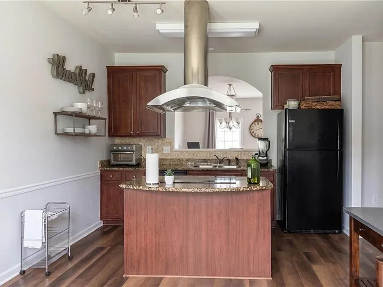 Thorncrest Dr — Photo 5