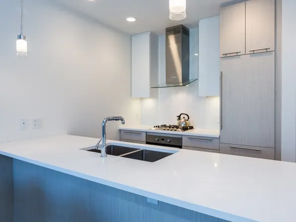 4963 Cambie St #102, Vancouver, BC V5Z 0H5