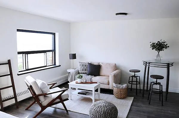 936 King St W #302 — Photo 4