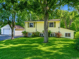3216 Warren Dr, Waterford, MI 48329