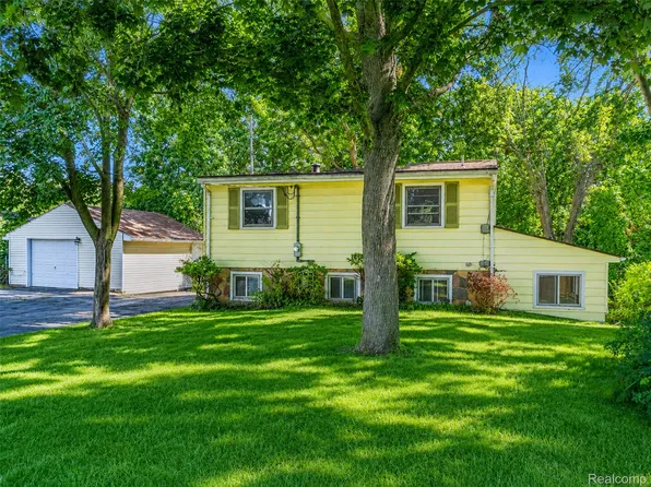 3216 Warren Dr, Waterford, MI 48329