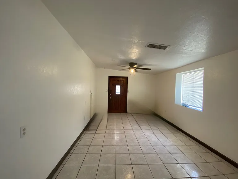 209 Easy Way — Photo 8