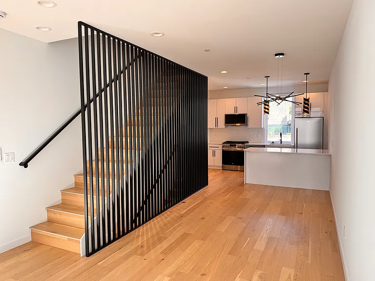 2344 Franklin Ave E — Photo 31