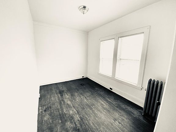 $800 long bedroom