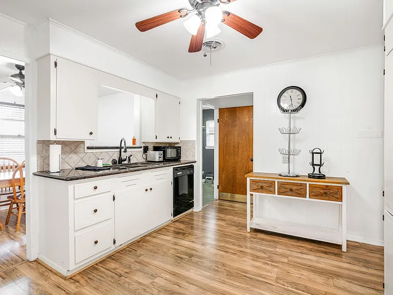 2202 Eaves Dr — Photo 11