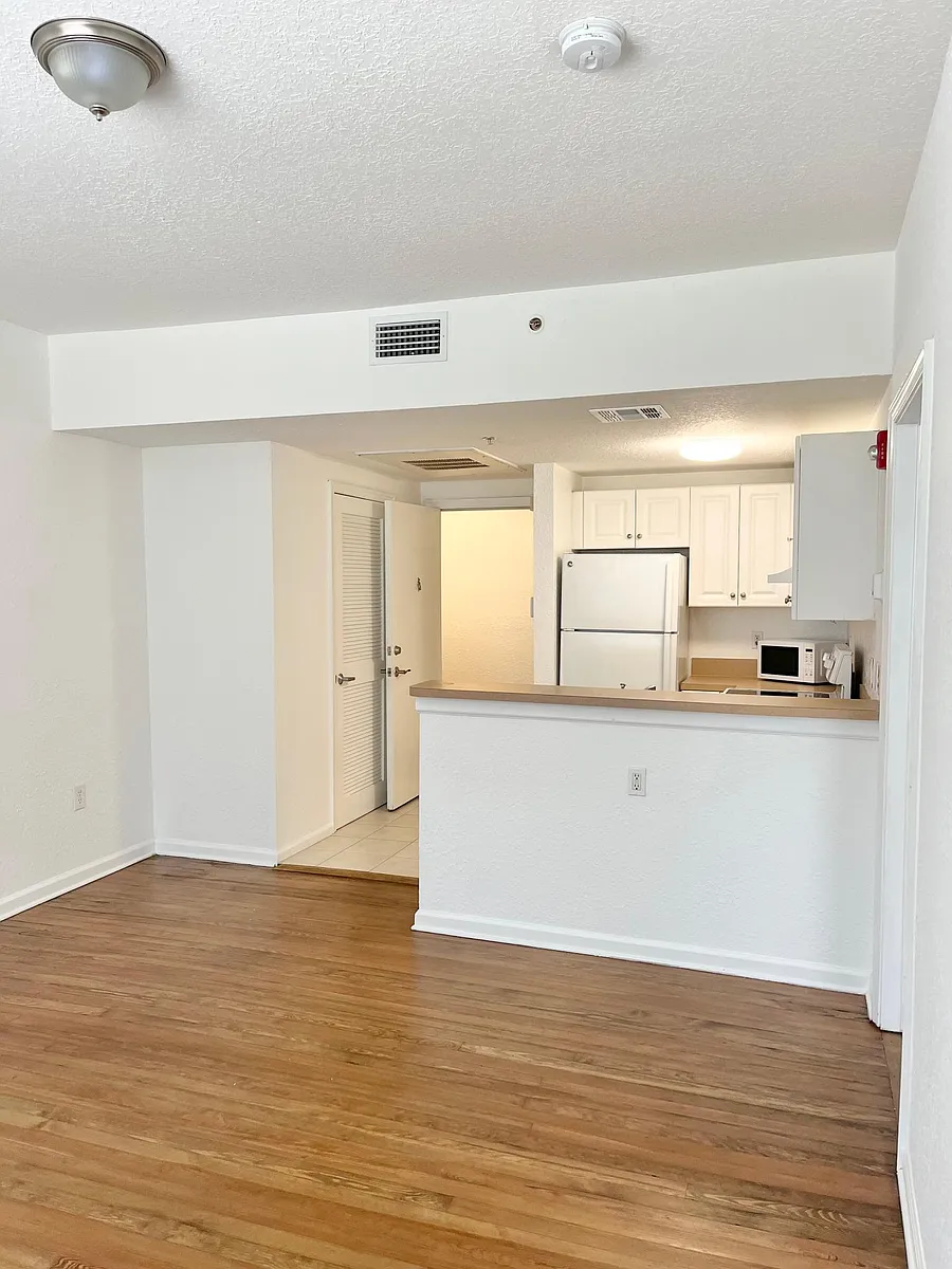 Building Photo - 401 Northwood Rd #303